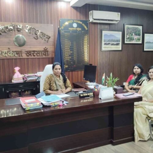 सरायकेला: विकास योजनाओं की प्रगति पर जिला परिषद सदस्य पिंकी मंडल ने डीडीसी से की चर्चा