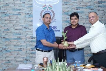 चाईबासा: डीसी और एसपी ने सीआरपीएफ डीआईजी से की मुलाकात, सुरक्षा व विकास कार्यों की समीक्षा