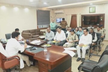 चाईबासा में विधि शाखा की समीक्षा बैठक, लंबित वादों के त्वरित निष्पादन पर उपायुक्त ने दिए निर्देश
