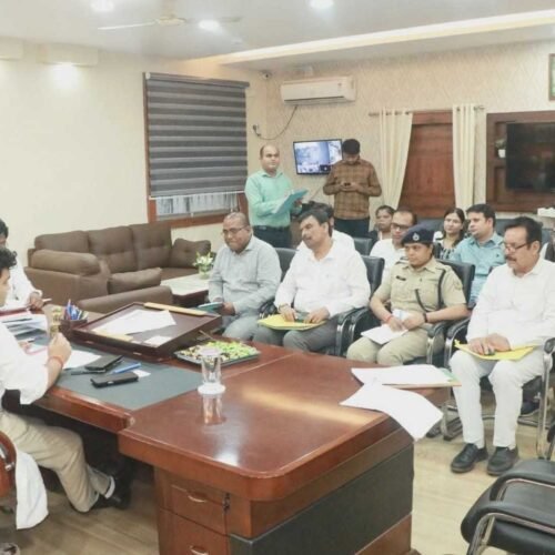 चाईबासा में विधि शाखा की समीक्षा बैठक, लंबित वादों के त्वरित निष्पादन पर उपायुक्त ने दिए निर्देश