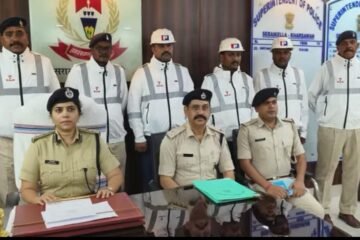 सरायकेला: भीषण गर्मी में ट्रैफिक जवानों को मिलेगी राहत, एसपी ने वितरित कीं बैटरी संचालित कूलिंग जैकेट