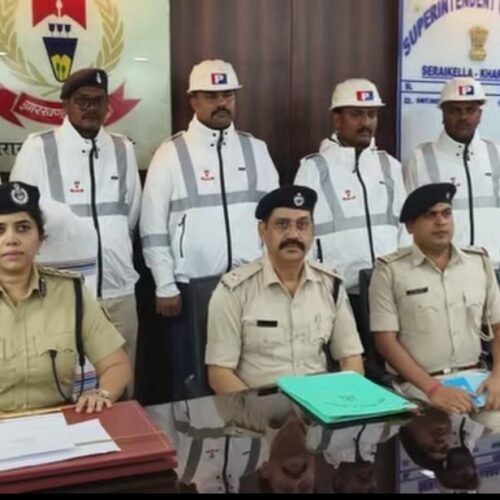सरायकेला: भीषण गर्मी में ट्रैफिक जवानों को मिलेगी राहत, एसपी ने वितरित कीं बैटरी संचालित कूलिंग जैकेट