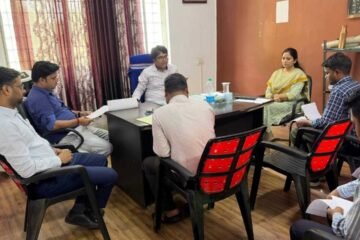 ईचागढ़ अंचल कार्यालय के निरीक्षण में राजस्व कार्यों की धीमी प्रगति पर नाराजगी, 15 दिनों में सुधार के निर्देश