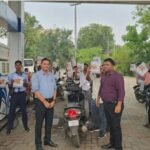 चाईबासा: ‘नो हेलमेट, नो पेट्रोल’ अभियान को लेकर परिवहन विभाग सख्त, पेट्रोल पंपों पर चलाया जागरूकता अभियान