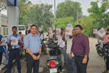 चाईबासा: ‘नो हेलमेट, नो पेट्रोल’ अभियान को लेकर परिवहन विभाग सख्त, पेट्रोल पंपों पर चलाया जागरूकता अभियान