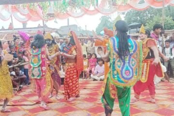 मुरुप गांव में रोजो संक्रांति पर पारंपरिक छऊ नृत्य महोत्सव का भव्य आयोजन
