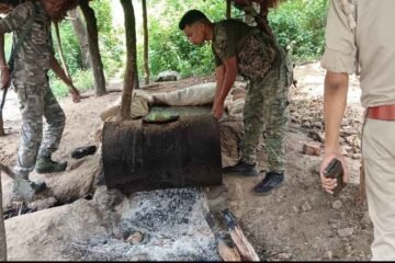 नीमडीह में उत्पाद विभाग की बड़ी कार्रवाई, तीन अवैध चुलाई भट्टियां ध्वस्त, 500 किलो जावा महुआ बरामद