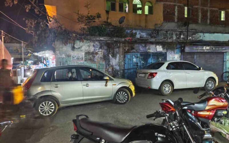 सरायकेला में अव्यवस्थित पार्किंग बनी बड़ी समस्या, यातायात व्यवस्था प्रभावित