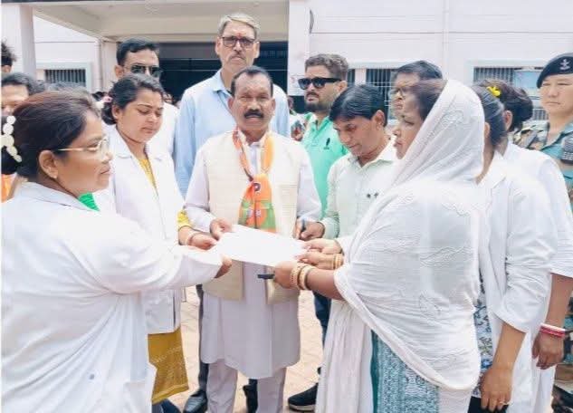 एएनएम एवं सहियाओं के धरना स्थल पहुंचे पूर्व मुख्यमंत्री मधु कोड़ा, लंबित भुगतान पर जताई चिंता