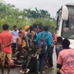 कुनाबेड़ा पुलिया के पास बस-बाइक की आमने-सामने टक्कर, युवक गंभीर रूप से घायल