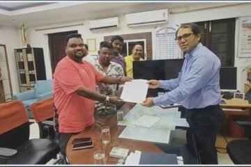 चक्रधरपुर: रेलवे क्षेत्र की लंबित विकास योजनाओं के लिए नगर परिषद अध्यक्ष ने डीआरएम से मांगी एनओसी