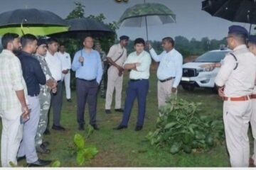 चाईबासा: पुनर्वास योजना के तहत चिन्हित भूमि का उपायुक्त व एसपी ने किया संयुक्त निरीक्षण