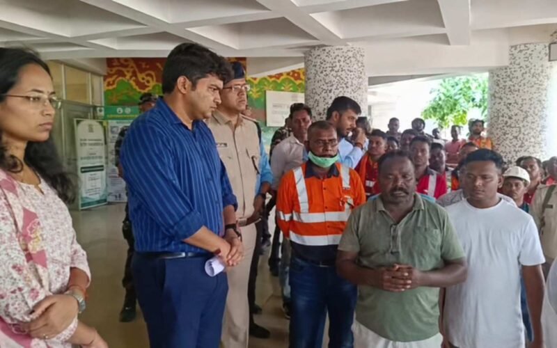 झींकपानी एसीसी प्लांट से जुड़े मुद्दों पर संघर्ष समिति ने उपायुक्त से की मुलाकात