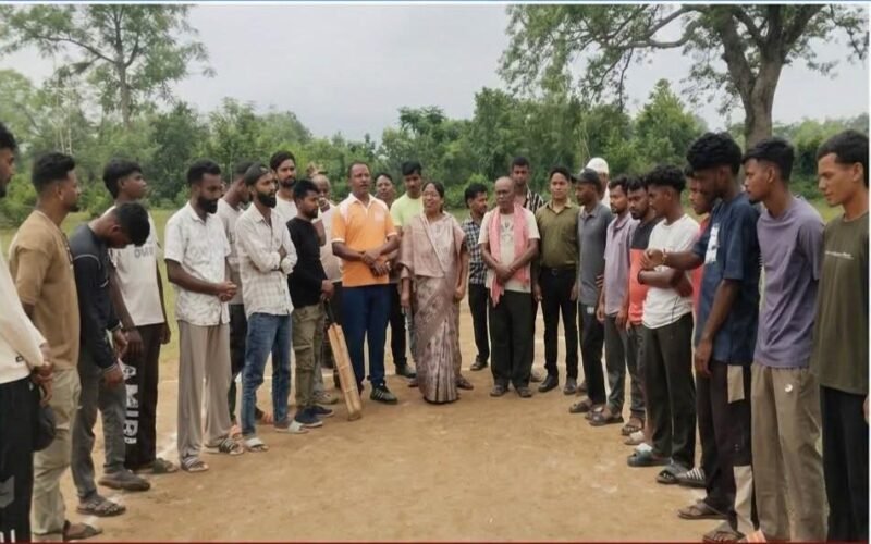 चक्रधरपुर में डे-नाइट प्लास्टिक बॉल क्रिकेट टूर्नामेंट का फाइनल संपन्न, बांग्लाटांड़ बनी विजेता