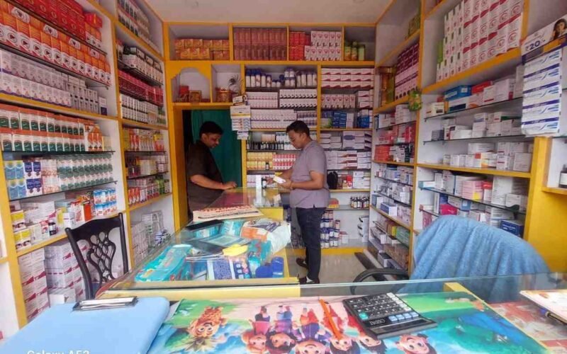 मनोहरपुर में औषधि दुकानों का औचक निरीक्षण, बिना पंजीकृत फार्मासिस्ट मिली दुकान पर कार्रवाई की चेतावनी