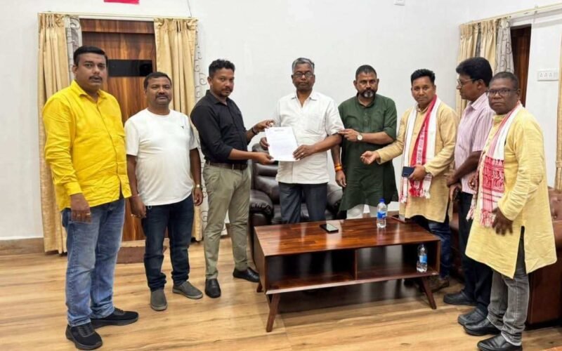 अडानी सीमेंट फैक्ट्री बंदी नोटिस के विरोध में कांग्रेस प्रतिनिधिमंडल ने सांसद कालीचरण मुंडा से की मुलाकात