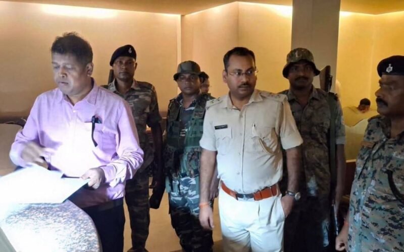 सरायकेला-खरसावां में बार एवं रेस्टोरेंटों का सघन निरीक्षण, नियम उल्लंघन पर सख्त कार्रवाई की चेतावनी