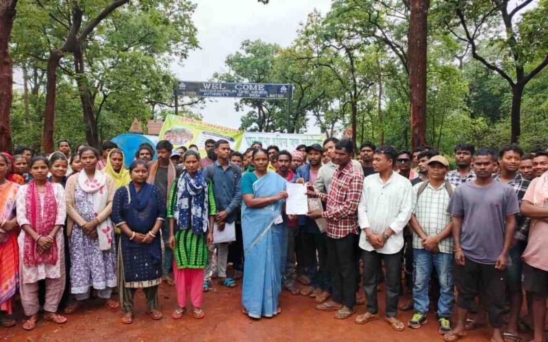 दुबिल माइंस में ग्रामीणों का आंदोलन जारी, सांसद जोबा माझी ने की वार्ता
