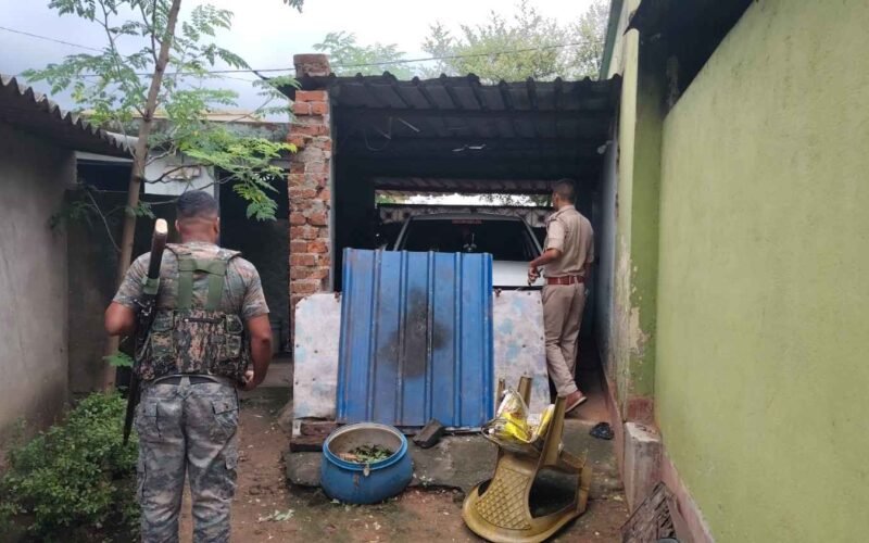 नीमडीह आवासीय विद्यालय के समीप अवैध महुआ शराब की शिकायत पर छापेमारी, नहीं मिला कोई प्रमाण