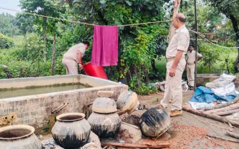 चाईबासा में अवैध चुलाई शराब के खिलाफ उत्पाद विभाग की बड़ी कार्रवाई, तीन भट्ठियां ध्वस्त