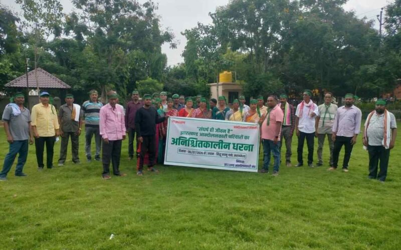 सरायकेला-खरसावां में झारखंड आंदोलनकारियों का अनिश्चितकालीन धरना चौथे दिन भी जारी, कफन ओढ़कर जताया विरोध