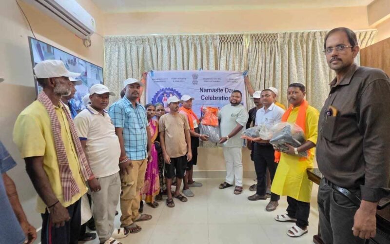 ‘नमस्ते दिवस’ पर सफाई कर्मियों को वितरित हुई PPE किट, सुरक्षित कार्य वातावरण पर दिया गया जोर