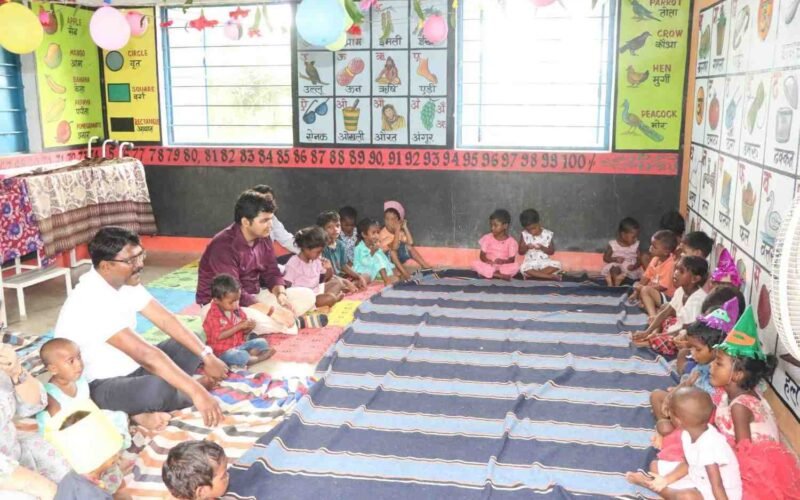प्रोजेक्ट बचपन–भविष्य की राहें’ के तहत आंगनबाड़ी केंद्रों में बाल भोज-सह-जन्मोत्सव आयोजित, उपायुक्त ने बच्चों संग मनाया जन्मदिन