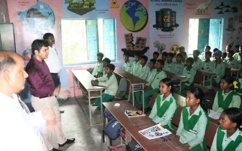 तांतनगर के दो विद्यालयों का उपायुक्त ने किया निरीक्षण, शिक्षा की गुणवत्ता और मध्याह्न भोजन व्यवस्था का लिया जायजा