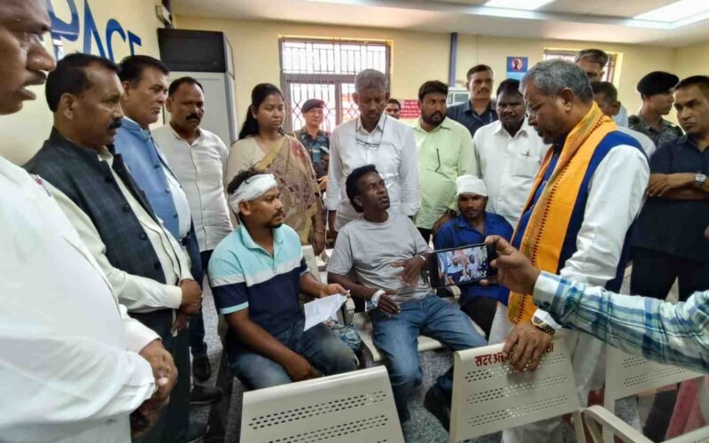 मझगांव मारपीट मामले में अस्पताल पहुंचे बाबूलाल मरांडी व अन्य भाजपा नेता, निष्पक्ष जांच की उठाई मांग