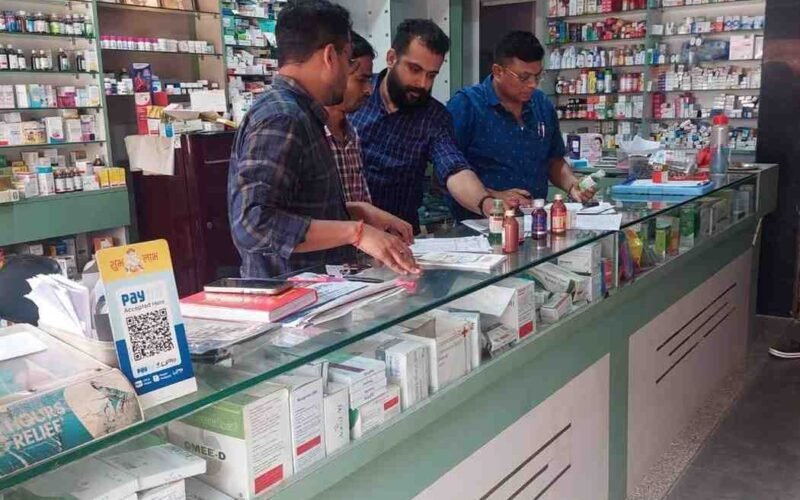 चक्रधरपुर की दो दवा दुकानों का औचक निरीक्षण, रिकॉर्ड सही मिले; सुरक्षा मानकों के पालन के दिए निर्देश