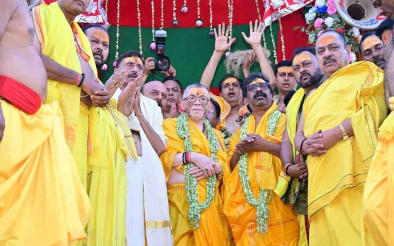 भीड़ के दौरान दो श्रद्धालुओं की मौत, कई की तबीयत बिगड़ी; प्रशासन ने भगदड़ से किया इनकार