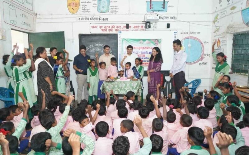 उपायुक्त ने ‘तिथि भोजन सह जन्मोत्सव’ कार्यक्रम में बच्चों संग मनाया जन्मदिन, विद्यालयों की व्यवस्थाओं का लिया जायजा