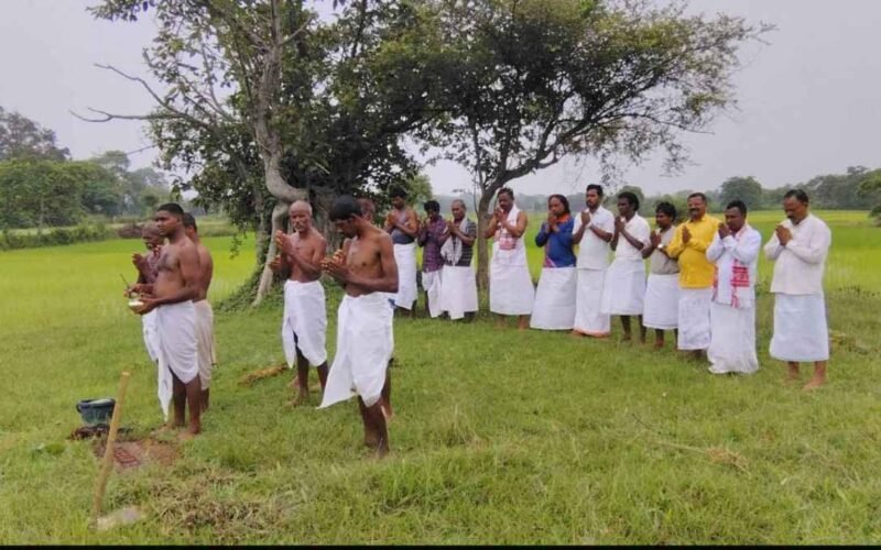 पांडुकी गांव में देशाउली पूजा स्थल का शुद्धिकरण अनुष्ठान संपन्न, संरक्षण के लिए ग्रामीणों ने की बांस से घेराबंदी