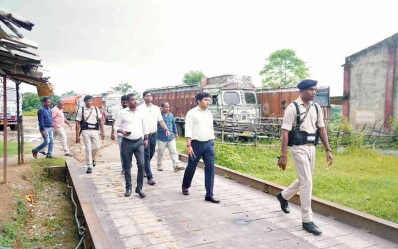 उपायुक्त ने FCI गोदाम पाताहातु का किया निरीक्षण, खाद्यान्न भंडारण व परिवहन व्यवस्था की समीक्षा