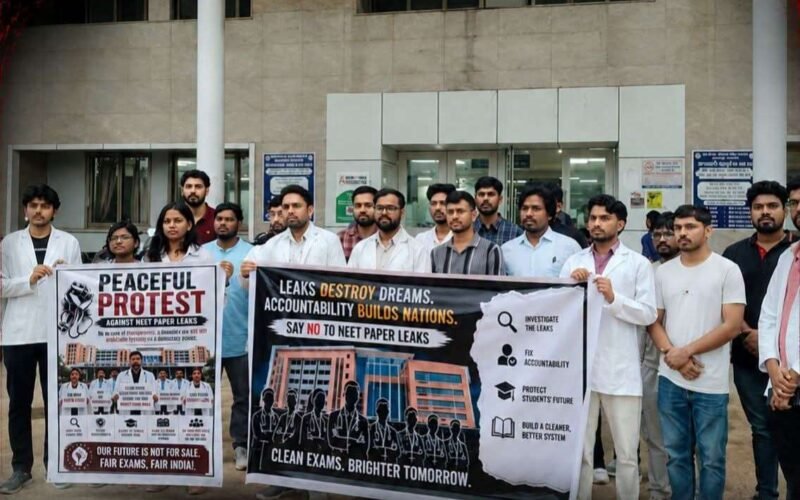 NEET पेपर लीक के विरोध में एमजीएम के जूनियर डॉक्टरों का प्रदर्शन, निष्पक्ष जांच और संवाद की मांग