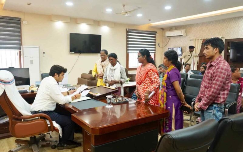 जनता दरबार में उपायुक्त ने सुनीं आमजन की समस्याएं, त्वरित निष्पादन के दिए निर्देश