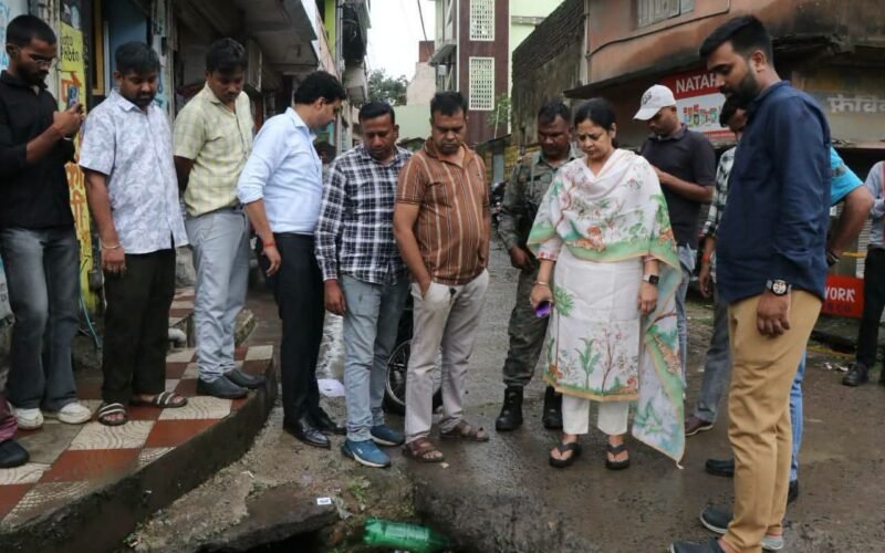 मानगो में विशेष नाला सफाई अभियान शुरू, मेयर सुधा गुप्ता ने किया निरीक्षण
