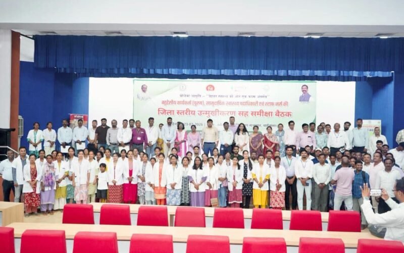 स्वास्थ्य सेवाओं की समीक्षा, उत्कृष्ट स्वास्थ्यकर्मी सम्मानित; डेंगू-चिकनगुनिया जागरूकता वाहन को उपायुक्त ने दिखाई हरी झंडी