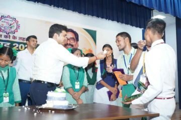 परख ओलंपियाड के 315 मेधावी छात्र-छात्राओं का सम्मान, उपायुक्त ने शिक्षा और अनुशासन का दिया संदेश