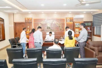 मिशन वात्सल्य योजना की समीक्षा बैठक में उपायुक्त ने कर्मियों के सेवा नवीकरण के दिए निर्देश
