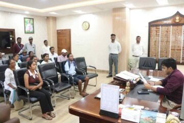 जनता दरबार में उपायुक्त ने सुनीं लोगों की समस्याएं, त्वरित एवं समयबद्ध समाधान के दिए निर्देश