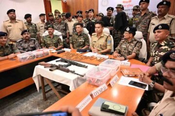 संयुक्त अभियान में तीन सक्रिय माओवादी गिरफ्तार, AKM-47 समेत भारी मात्रा में हथियार और गोला-बारूद बरामद