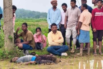 11 हजार वोल्ट लाइन की चपेट में आने से बिजली मिस्त्री की मौत, मुआवजा व नौकरी की मांग को लेकर धरना