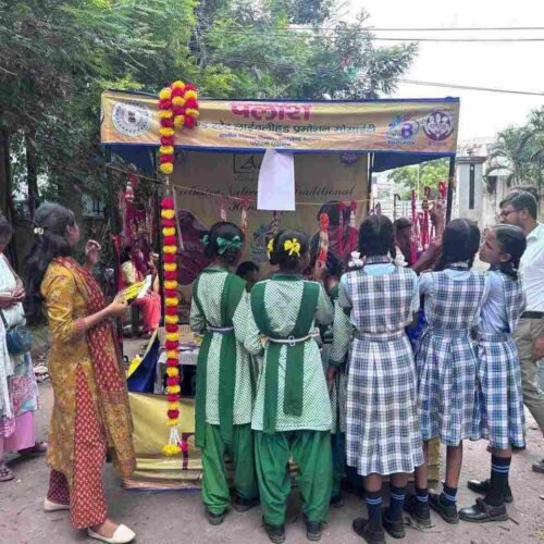 पश्चिमी सिंहभूम में जेएसएलपीएस दीदियों के राखी स्टॉलों पर बढ़ी भीड़, अब तक 51 हजार रुपये की बिक्री