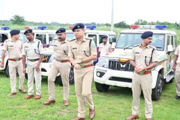 सरायकेला-खरसावां पुलिस बेड़े में शामिल हुईं 19 नई बोलेरो, एसपी ने खुद संभाली स्टेयरिंग