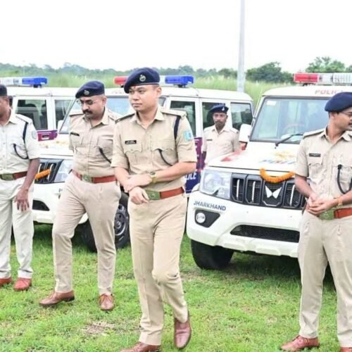 सरायकेला-खरसावां पुलिस बेड़े में शामिल हुईं 19 नई बोलेरो, एसपी ने खुद संभाली स्टेयरिंग