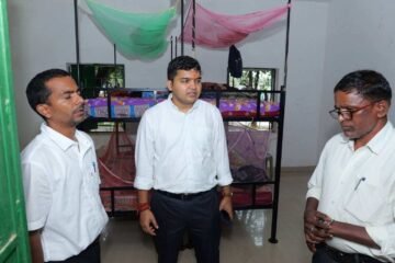 उपायुक्त मनीष कुमार ने मनोहरपुर के आवासीय विद्यालयों व छात्रावासों का किया निरीक्षण