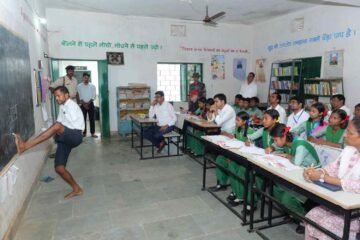 उपायुक्त ने विद्यालय का किया निरीक्षण, विद्यार्थियों को पढ़ाया गणित का पाठ