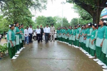 उपायुक्त मनीष कुमार ने कस्तूरबा गांधी बालिका विद्यालय मनोहरपुर का किया निरीक्षण, सुविधाओं में सुधार के दिए निर्देश