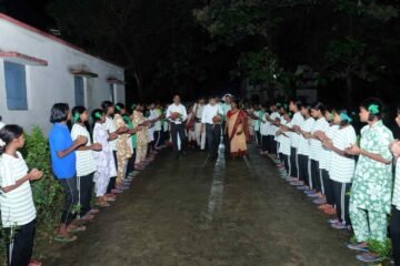 आनंदपुर बालिका आवासीय विद्यालय का डीसी मनीष कुमार ने किया निरीक्षण, छात्राओं को शिक्षा और लक्ष्य के प्रति किया प्रेरित